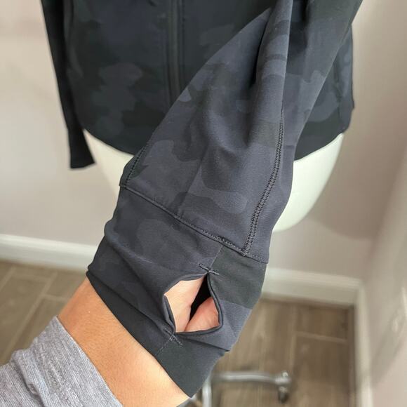 Lululemon Camo Hooded Windbreaker Jacket Black Gray Zip Up Lightweight Sz 4 - Picture 5 of 9